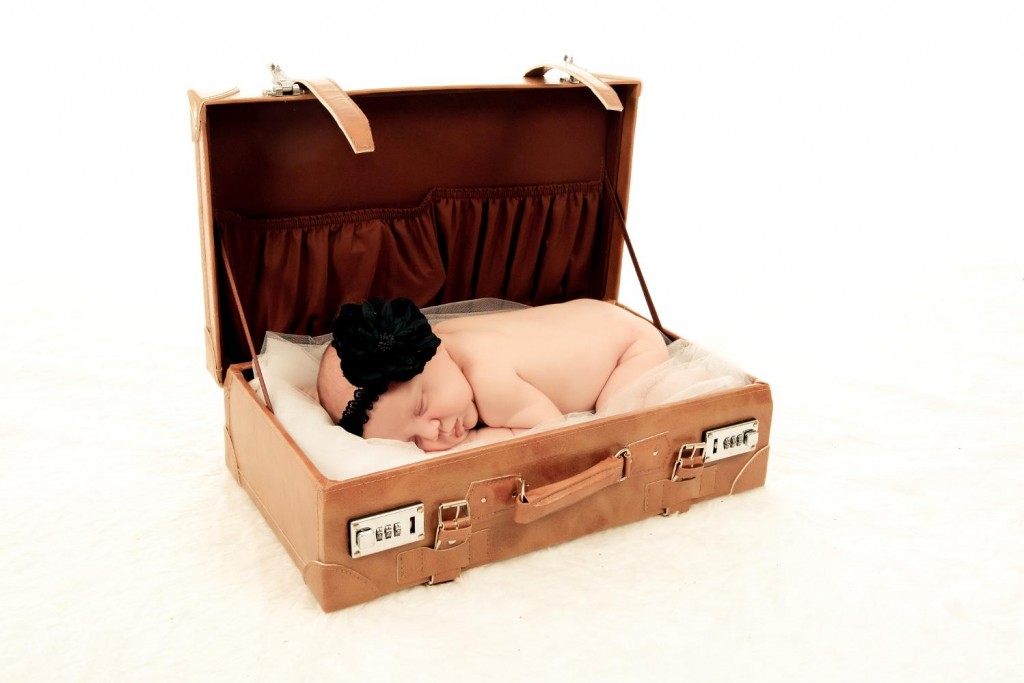 petit bébé dans une valise (1)