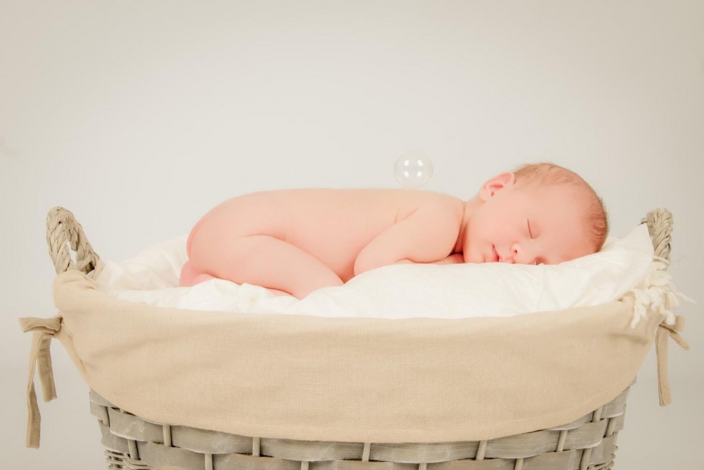 Photographe bébé naissance bulles de savon