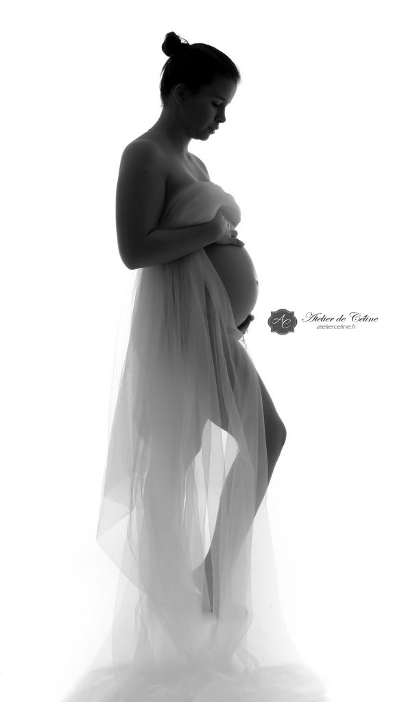 Séance grossesse, studio, femme, noir et blanc (1)
