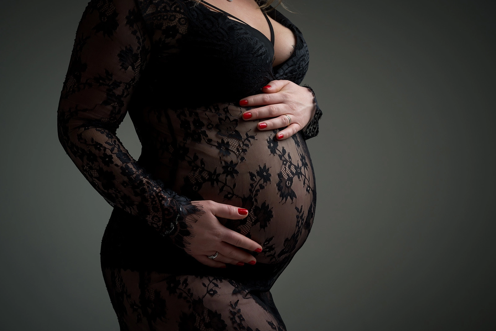 Séance photo grossesse en Ardèche – future maman en studio photo
