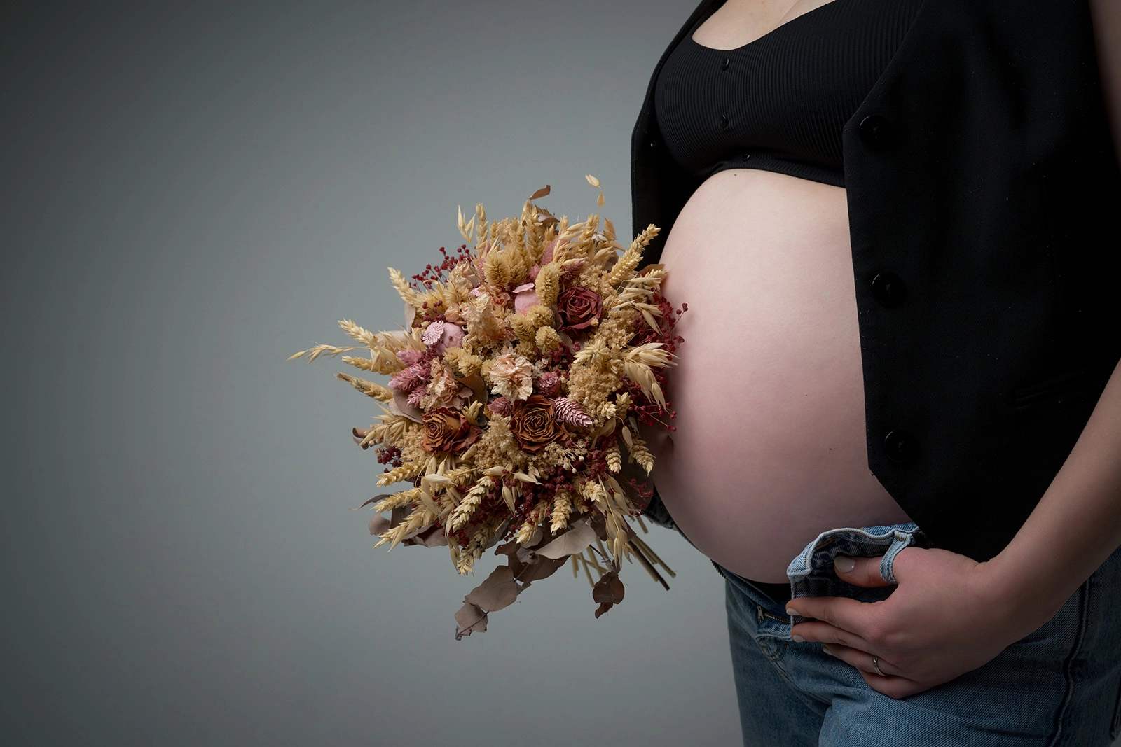 Shooting grossesse en Ardèche – photo artistique d&rsquo;une femme enceinte