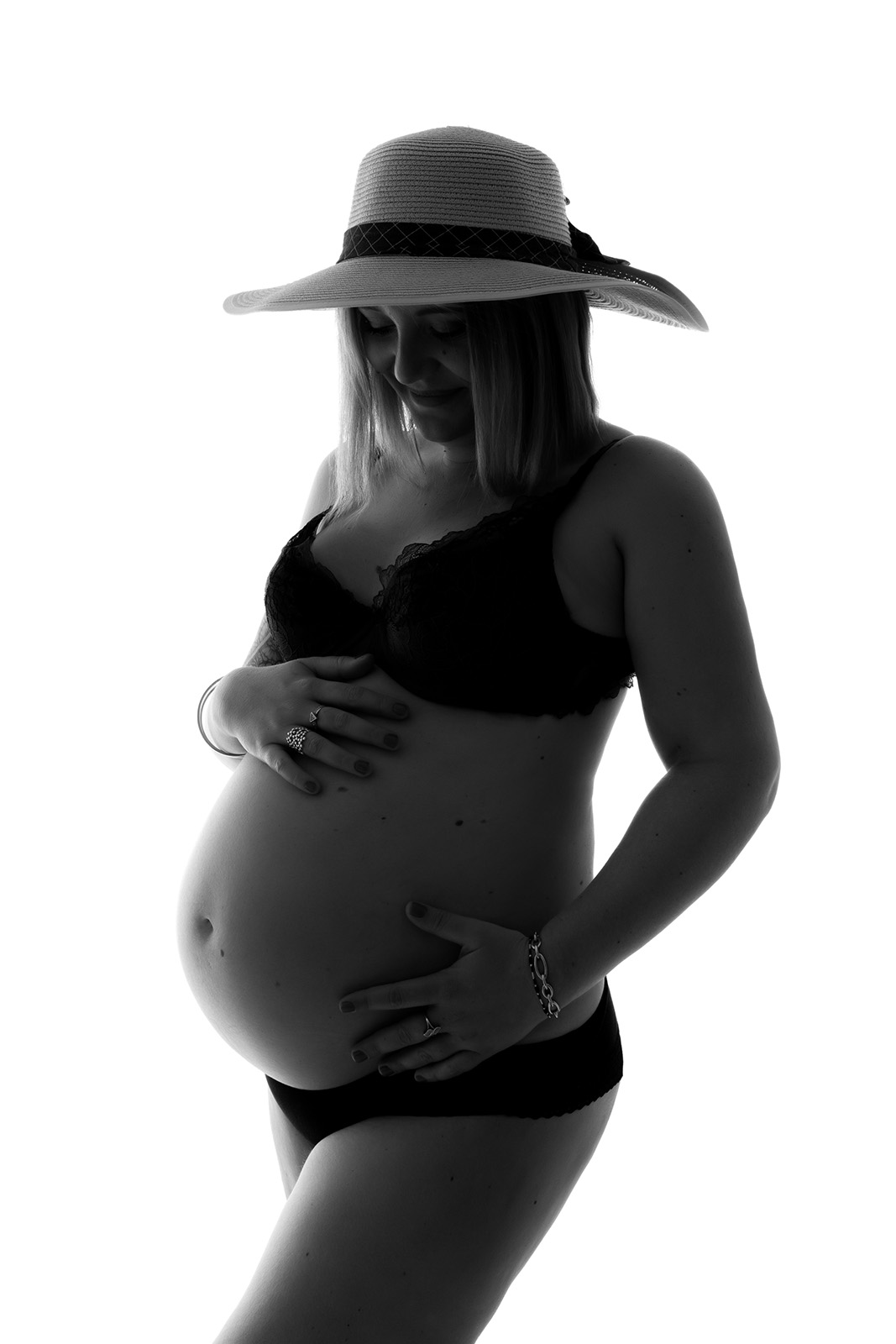 Séance photo grossesse dans la Drôme – future maman en studio photo