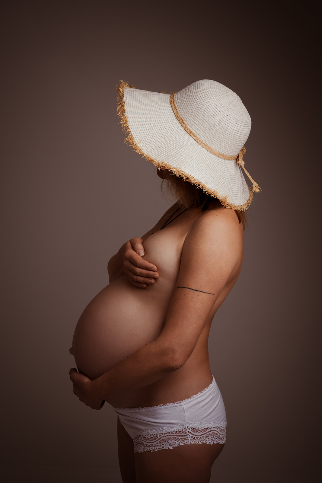 Séance photo grossesse à Montélimar – future maman en studio photo dans la Drôme