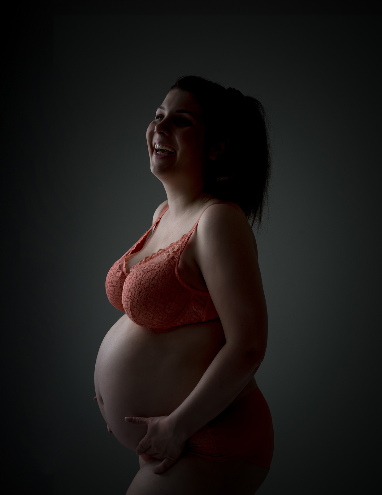 Shooting grossesse dans la Drôme – photo artistique d&rsquo;une femme enceinte