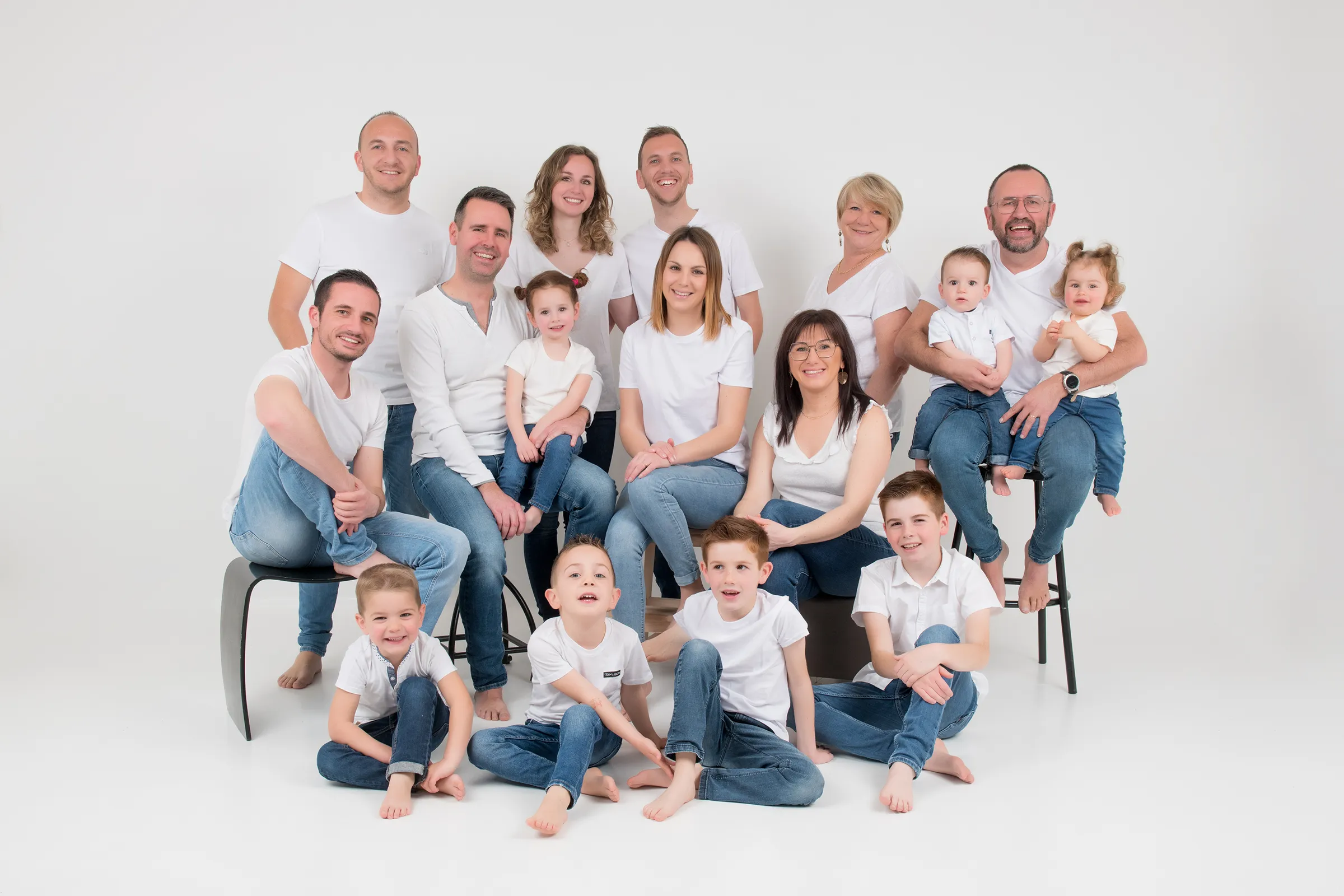 Tenues neutres et intemporelles pour séance photo grande famille