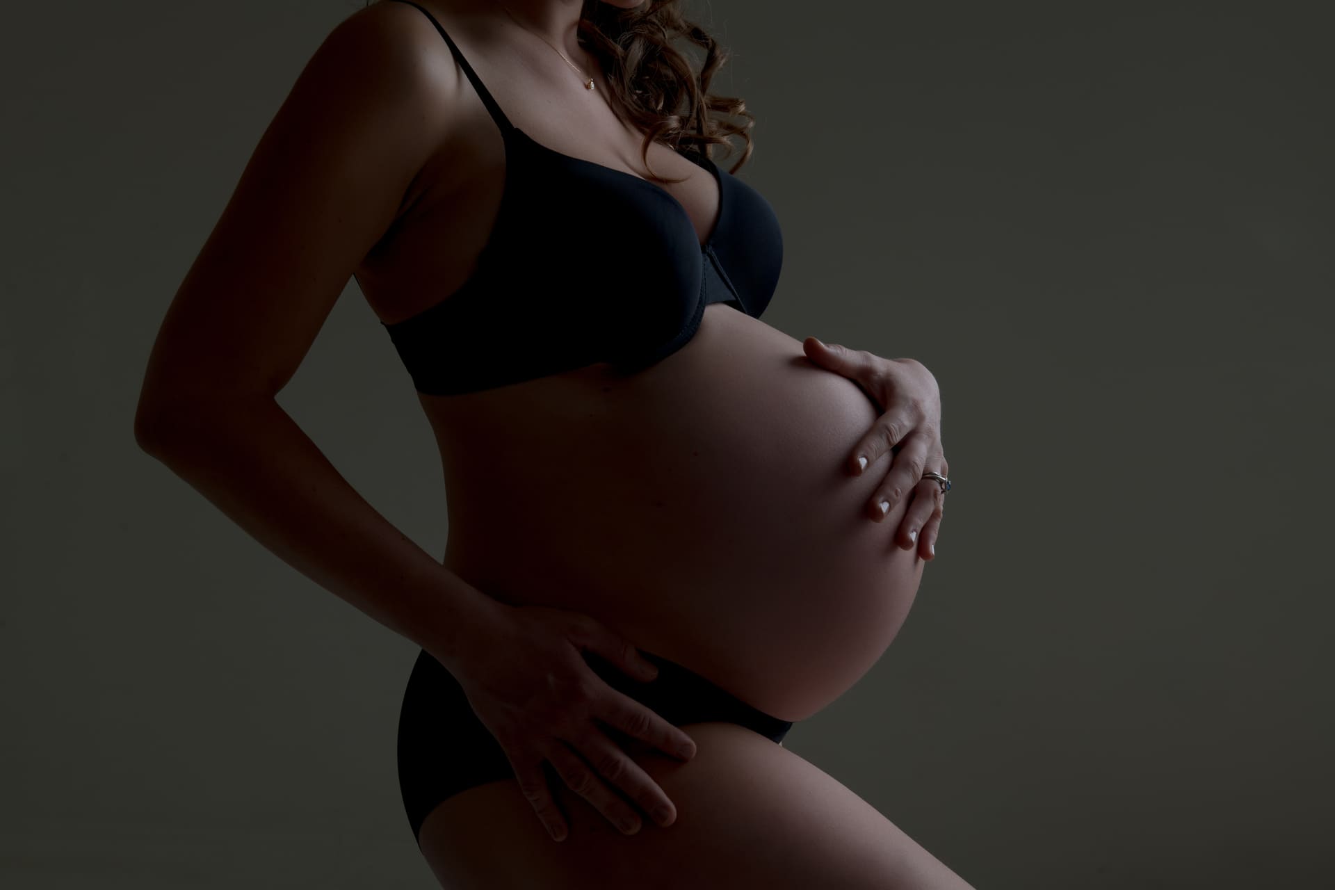 seance-photo-grossesse-femme-enceinte-naissance-montelimar-drome-atelier-de-celine