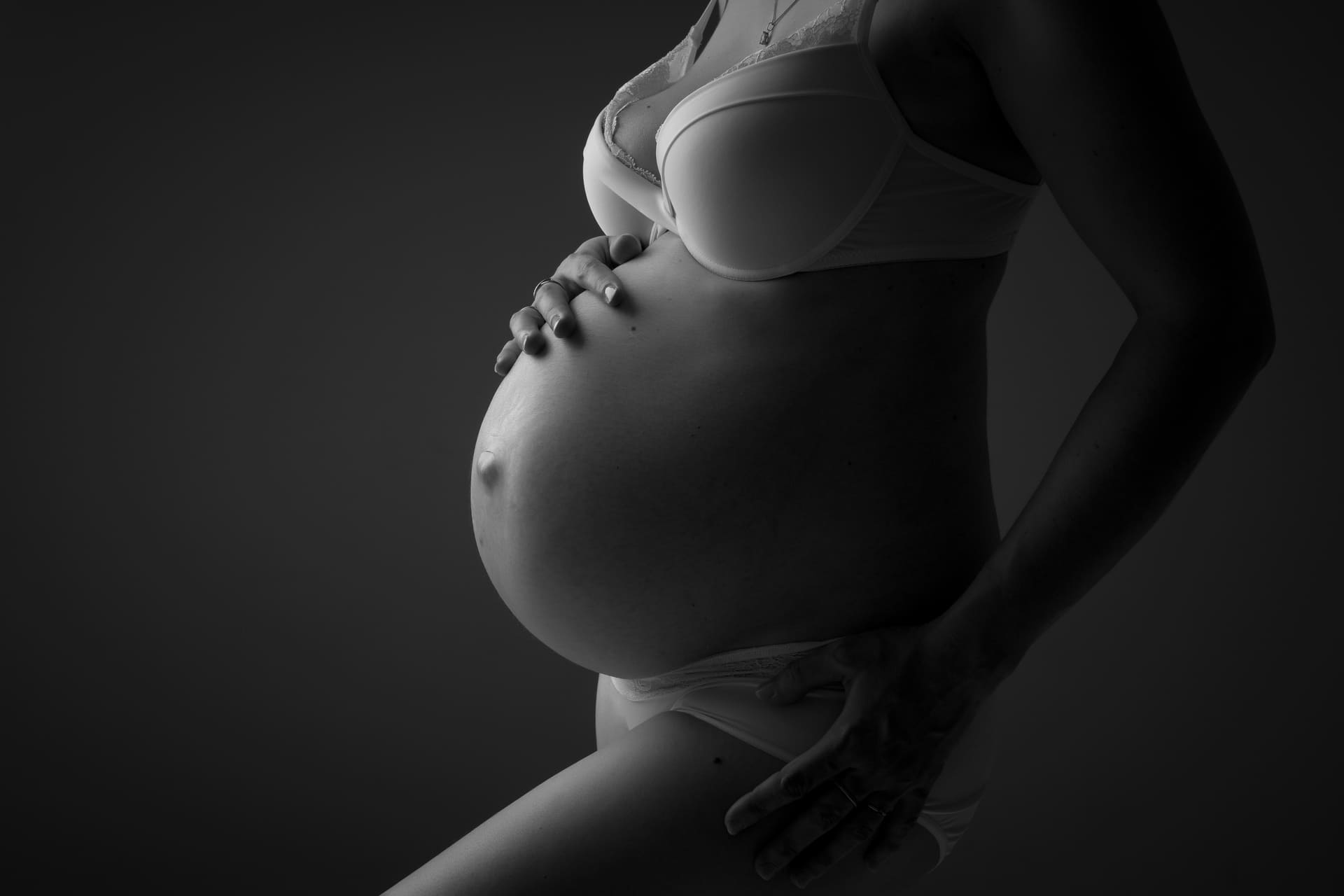 seance-photo-grossesse-femme-enceinte-naissance-montelimar-drome-atelier-de-celine